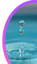 Wassertropfen springen auf der Wasseroberfläche.
