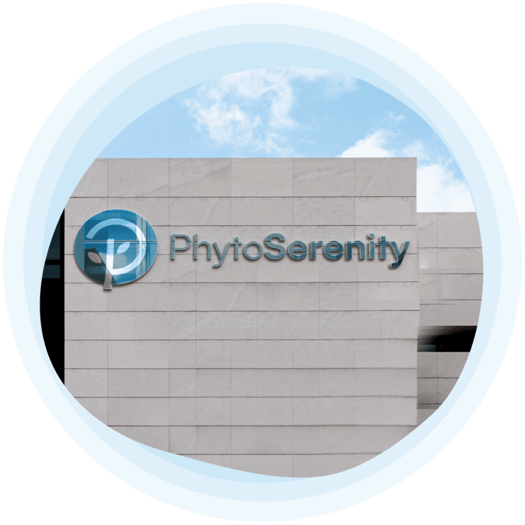 Aan één muur hangt het Phyto Serenity-logo en de tekst “Phyto Serenity” in elegante letters.